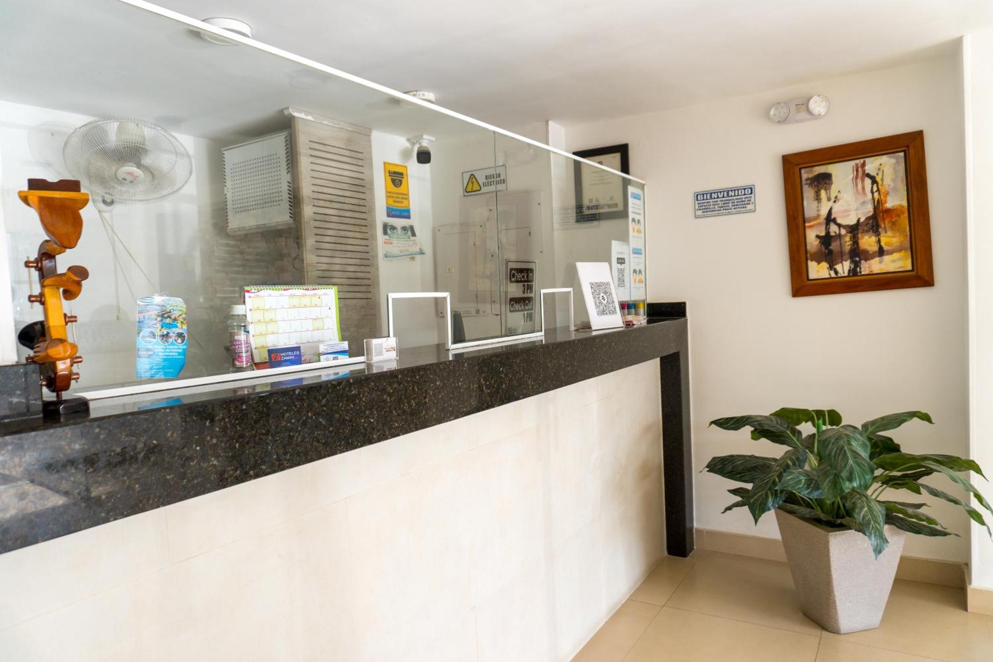 Hotel Zamay Plus Санта Марта Екстериор снимка